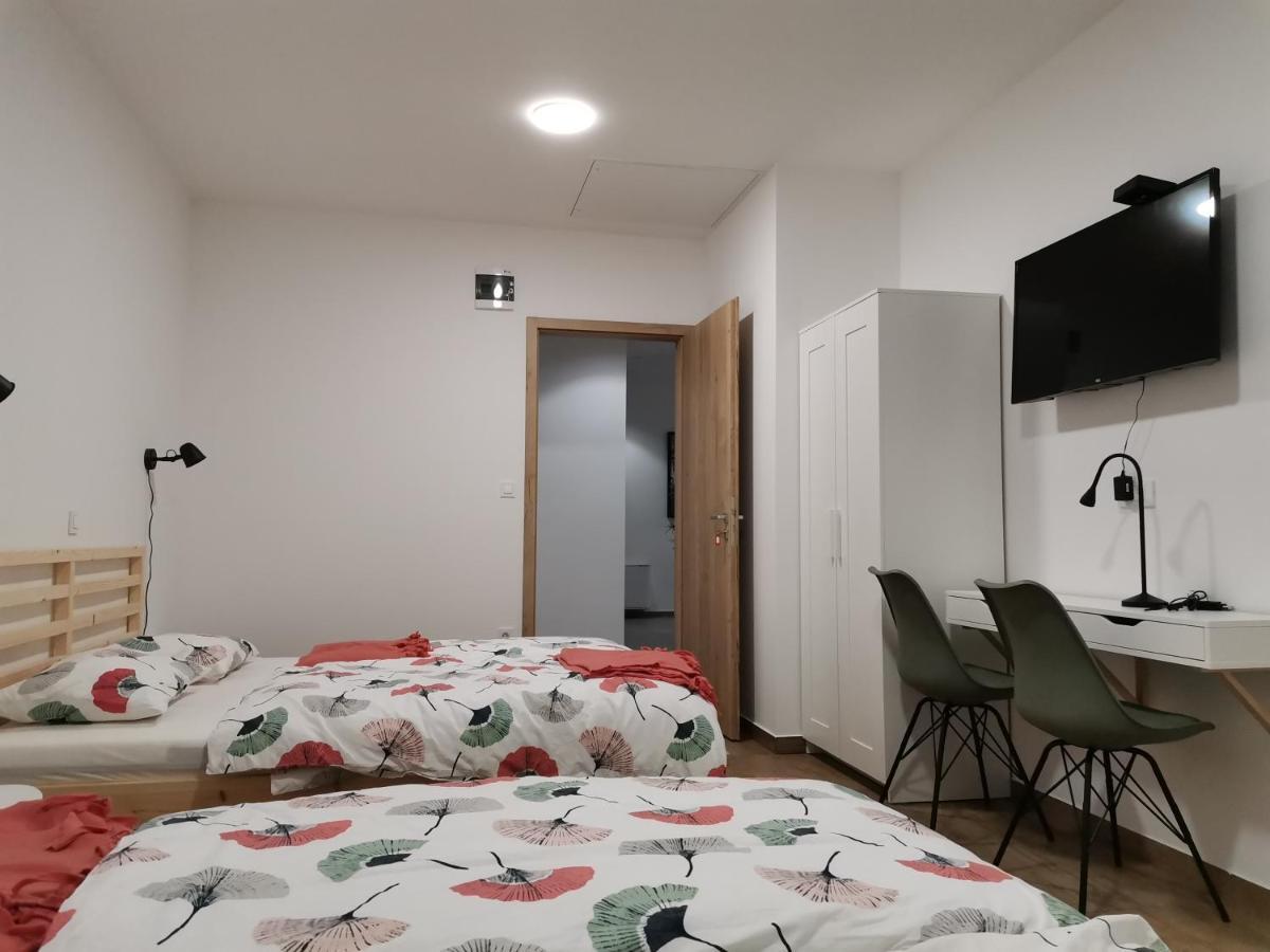 Pubyland Rooms & Apartments Rogatec 外观 照片